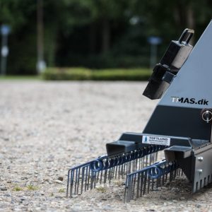 Gårdspladsrive med planke